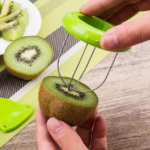Kiwi Peel Split Tool Kitchen Gadgets and Accessories Creative Cut Kiwi Peeling Utensils Dig Fruit Slicer Fruit Knife